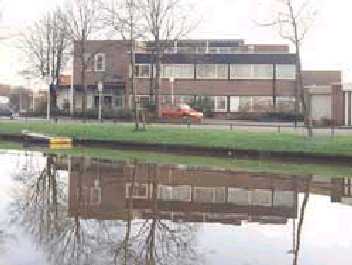 Zorgt in het middenwesten van Friesland voor het juiste waterpeil en het op veilige hoogte en sterkte houden van oevers en kaden