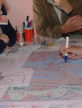 Ontwikkelt plannen, strategieën, visies, concepten en studies voor stedenbouwkundige projecten